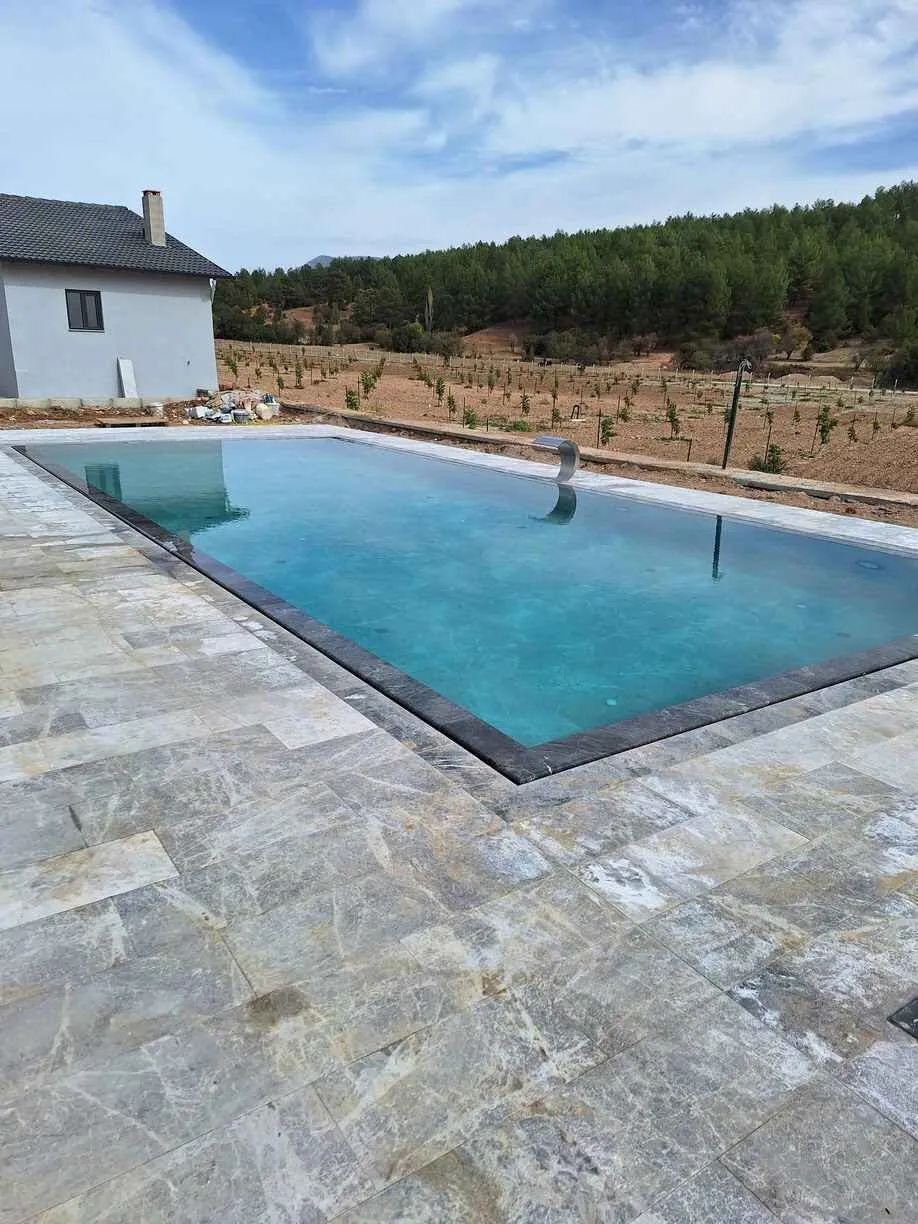 Mavi gökyüzü altında huzur bulun.